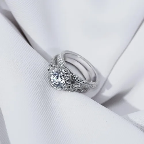 Vista 5 de Tienda Collection Anillo redondo de plata de ley chapada en oro rosa con circonita cúbica con elementos infinitos, talla 7