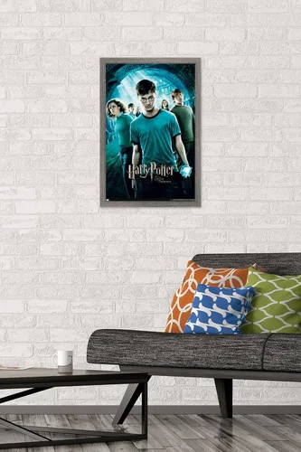 Vista 2 de Harry Potter y la Orden del Fénix - Póster de pared de una hoja, 22.4 pulgadas de largo x 14.7 pulgadas de ancho, versión enmarcada de madera