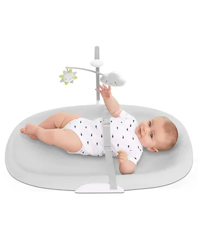 Vista 6 de Skip Hop Cambiador de bebé estilo cuarto de bebé, fácil de limpiar, contorneado con espuma acolchada, base antideslizante, cinturón de seguridad