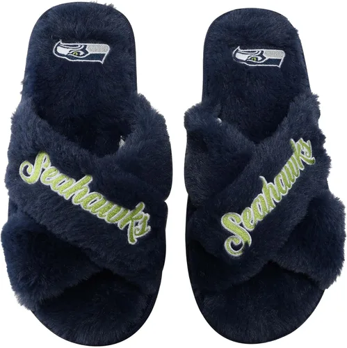 Vista 20 de FOCO Pantuflas deslizantes cruzadas mullidas con logotipo de texto del equipo NFL para mujeres