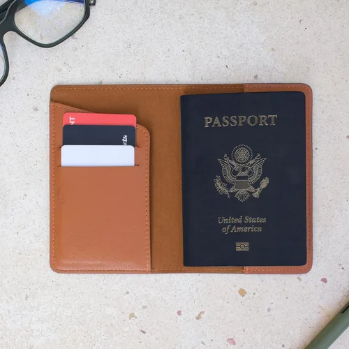 Vista 5 de Wanderlust Collection - Soporte de cuero personalizado para pasaporte - Regalos de viaje, El mundo espera, Cartera Rfid