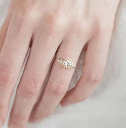 Vista 4 de Koguxuix Anillo vintage de oro anillo de compromiso con circonita cúbica y diamantes de cristal, anillo de boda de oro de 14 quilates Milgrain (8)