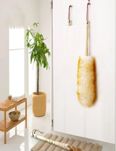 Vista 5 de J&A Plumeros de lana de cordero con mango de madera maciza, cabeza flexible, antiestático, cómodo agarres de 17.8 pulgadas de largo plumero