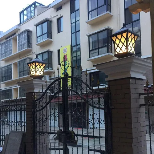 Vista 8 de Luces de columna para exteriores, lámpara de columna moderna de 18.9 ″ IP54 Luz de poste de vidrio impermeable para exteriores E26 Aluminio