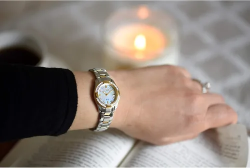Vista 6 de Citizen Eco-Drive - Reloj clásico de cuarzo para mujer, acero inoxidable, diamante, dos tonos (Modelo EW1824-57D), Bitono, Case diameter-dimension