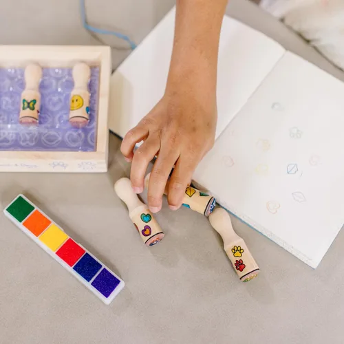 Vista 2 de Melissa & Doug Happy Handles, Sellos con mango de madera, 6 sellos y 6 almohadillas de tinta