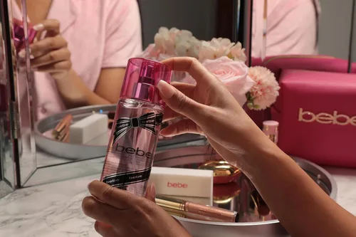 Vista 7 de Bebe Silver Body Mist - Spray corporal para mujeres con mango, tuberosa, peonía, jazmín, rosa, madera de cedro, almizcle y sándalo, fragancia