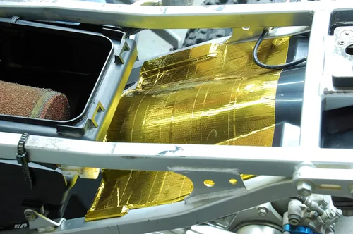 Vista 3 de Design Engineering 10397, Inc. Reflect-A-Gold - Cinta/Envoltura Aislante Reflectante con Respaldo Adhesivo de Alta Temperatura de 2" x 30 pies.