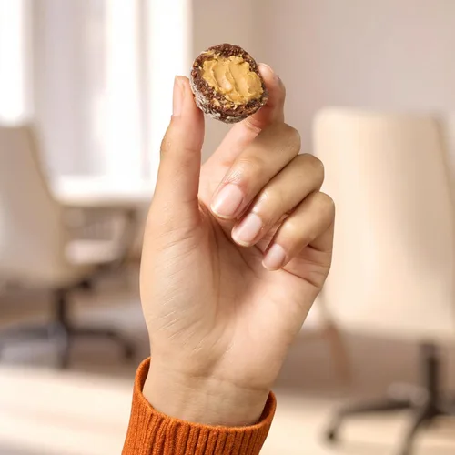 Vista 6 de RXBAR Protein Energy Bites, bolas de proteína sin gluten, mantequilla de maní de chocolate negro, caja de 21.1 onzas (24 bocados)
