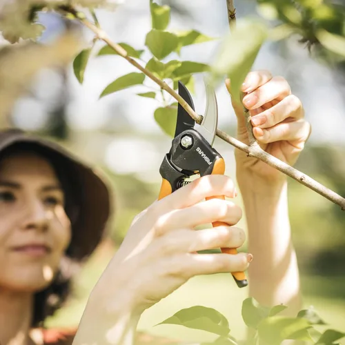 Vista 8 de Fiskars - Tijeras de podar de derivación, capacidad de corte de 5/8 pulgadas, podadora SoftGrip de mano para manos pequeñas, hoja que permanece