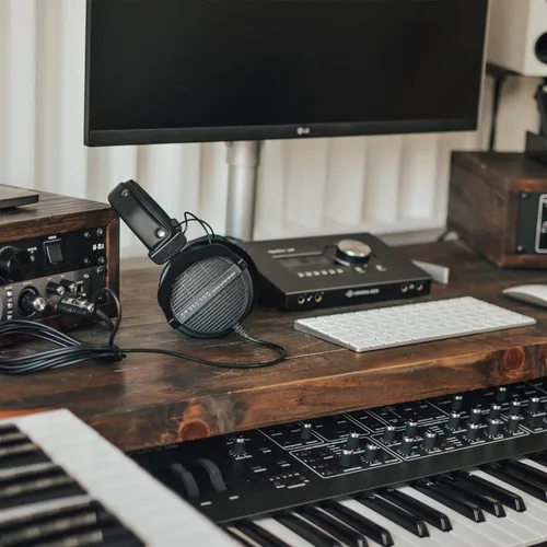 Vista 4 de beyerdynamic DT 990 Pro - Auriculares de diadema para monitor de estudio, sistema abierto, con cable (80 Ohmios, negro edición limitada)