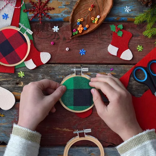 Vista 4 de Caydo 24 aros de bordado de 2.5 pulgadas a granel, pequeños aros de punto de cruz, círculo de bambú, mini aros de bordado para adornos de Navidad