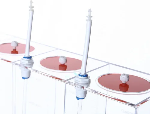 Vista 8 de DEHAO - Cubo de almacenamiento de líquidos hecho en Acryli, 4 habitaciones, 1.6 galones, funciona con bomba dosificadora, contenedor de depósito