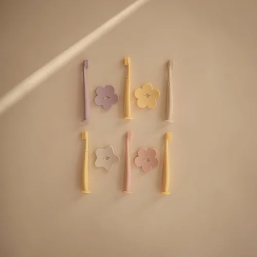 Vista 3 de mushie - Cepillo de dientes para niños pequeños con diseño de flor (rosado)