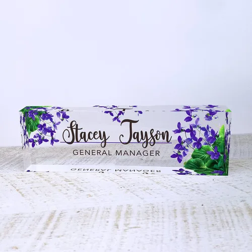 Vista 2 de Artblox - Placa de nombre personalizada para escritorio Diseño de flores de violetas sobre cristal acrílico transparente Placa de nombre