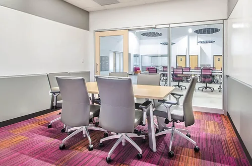 Vista 4 de ProFlex - Base de pared de vinilo marrón oscuro, 4 pulgadas x 20 pies, adhesivo para despegar y pegar, moldura de piso fácil de instalar