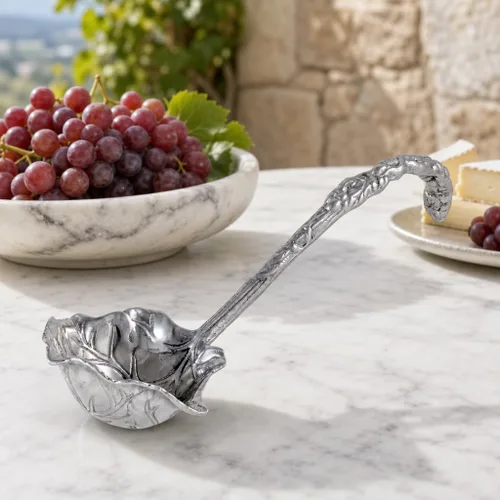 Vista 5 de Arthur Court Cucharón de aluminio con patrón de uva, elegante cucharón de ponche/sopa para entretener, 12 pulgadas de largo