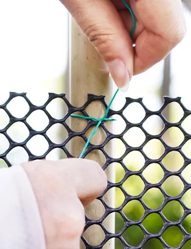 Vista 8 de Malla de Alambre de Pollo de Plástico de 16 Pulgadas x 15 Pies, TOYPOPOR Malla de Alambre de Pollo Hexagonal Duradera de 500GSM para Valla de Gato