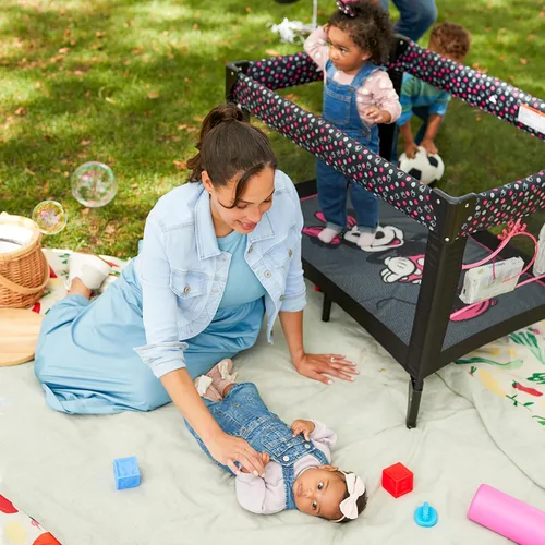 Vista 7 de Disney Baby® 3D Ultra Play Yard con moisés y bolsa de almacenamiento, Peeking Mickey