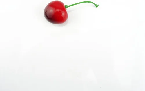 Vista 4 de yueton Paquete de 25 piezas artificiales de simulación realista de cerezas rojas y negras, modelo de fruta falsa para el hogar, casa, cocina