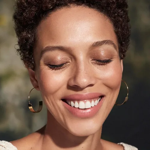 Vista 5 de Well People Bio Powder Foundation, base ligera e hidratante para perfeccionar y suavizar la piel, acabado semimate, vegano y libre de crueldad, 10N