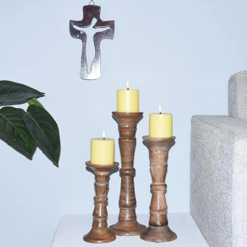 Vista 11 de Juego de tres portavelas de pilar de 6 pulgadas, 12 pulgadas y 6 pulgadas de madera de mango hecho a mano