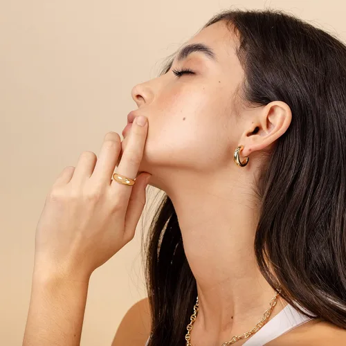 Vista 2 de PAVOI Aros abiertos ligeros y gruesos chapados en oro de 14 quilates para mujer Aretes de aro de oro de moda