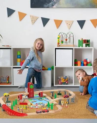 Vista 3 de SainSmart Jr. Juego de tren de madera para niños pequeños, pista de tren de madera de doble cara con 4 trenes compatible con Brio, Thomas, Melissa