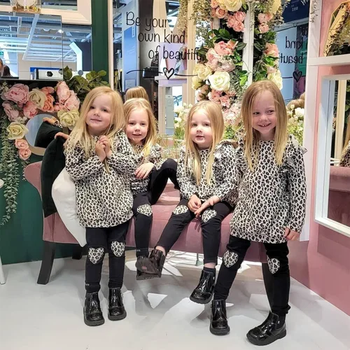 Vista 4 de QLIPIN Ropa de otoño e invierno para niña pequeña, con estampado de leopardo, manga con volantes, cuello redondo, sudadera casual y pantalones