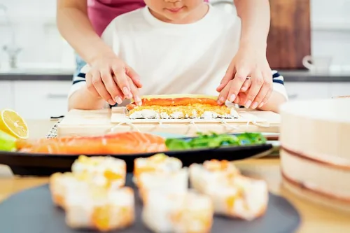 Vista 3 de Kit de fabricación de sushi, kit de sushi mejorado con guía que incluye rodillo de bazooka, molde de corte, esteras de bambú, fabricante de Musubi