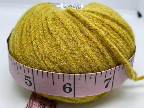 Vista 2 de Old Gold Baby Alpaca - Hilo de mezcla de lana merina, peinado, 1.76 onzas, 328.1 ft (109 yardas)