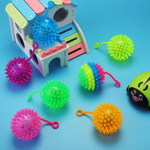 Vista 4 de Civaner 24 bolas iluminadas con luces LED intermitentes con punta de 2.56 pulgadas, juguetes sensoriales a granel iluminados con cuerda, juguete