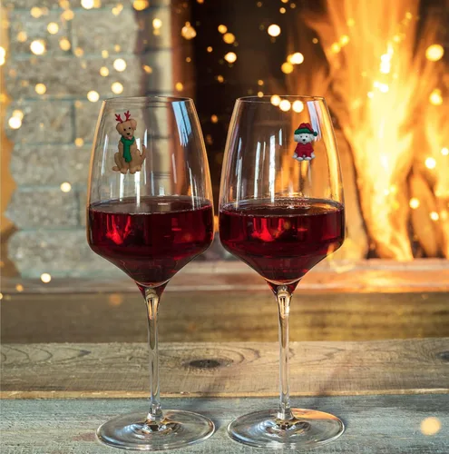 Vista 3 de Simply Charmed Dijes de copa de vino de perro de Navidad, marcadores magnéticos para todas tus bebidas navideñas, juego de 6