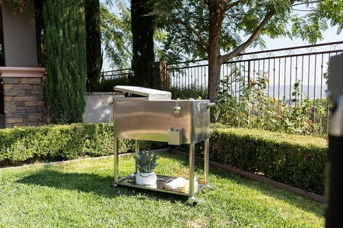 Vista 4 de Permasteel Enfriador de patio al aire libre de 80 cuartos con ruedas y asas, acero inoxidable