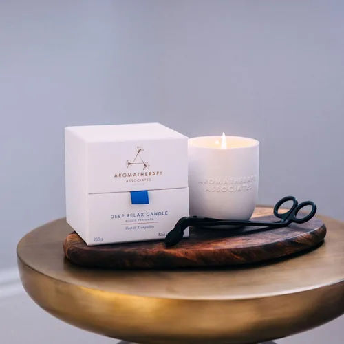 Vista 5 de Aromatherapy Associates Vela Deep Relax. Cera vegana vertida a mano para dormir y tranquilidad. Elaborada con aceites esenciales de vetiverto
