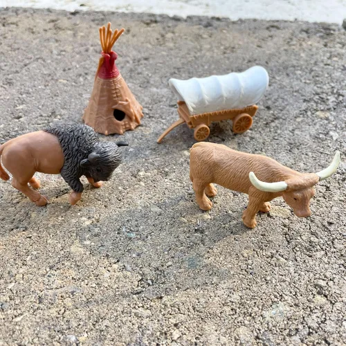 Vista 7 de 11 figuras de juguete pintadas a mano, de Safari Ltd (Wild West TOOB)