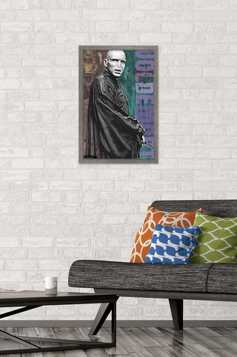 Vista 2 de Trends International The Wizarding World: Harry Potter - Póster de pared de Voldemort con varita, 22.4 pulgadas de largo x 14.7 pulgadas, versión