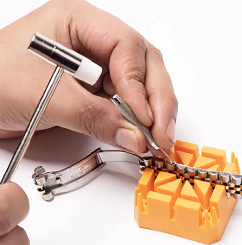 Vista 3 de Martillo pequeño de doble cabeza, 7 pulgadas, cabeza de plástico y cabeza de metal, mango de plástico negro, mazo de joyería de doble cara, martillo