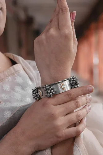 Vista 5 de Pulsera Ozanoo GhungrooKada para mujer y niña, Latón, Sin gemas.