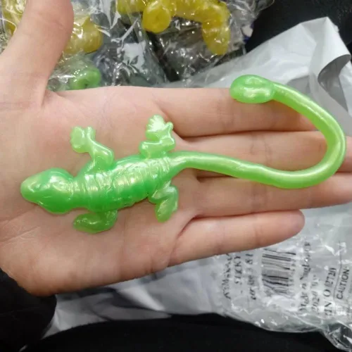 Vista 5 de Rhode Island Novelty SKLIZAR Lagartos, paquete de 12, colores surtidos