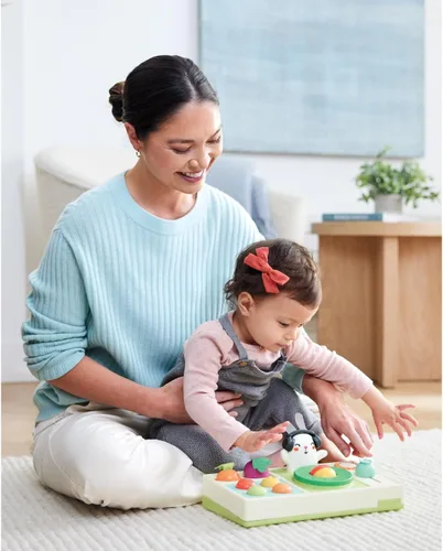 Vista 4 de Skip Hop - Set de juguete musical para bebé DJ con luces, canciones, efectos de sonido y texturas suaves, Farmstand Let The Beet Drop Set de DJ