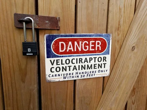 Vista 5 de Letrero de Advertencia de Contención de Velociraptor Peligroso Decoración de Recuerdos de Parque de Dinosaurios de Película 12" × 8" (704)