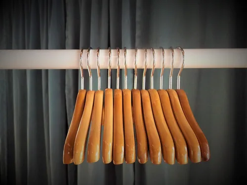 Vista 7 de NAHANCO MINI612 - Mini perchas de madera de 6 pulgadas para ropa de muñecas, ropa o accesorios para mascotas, acabado natural (paquete de 12)