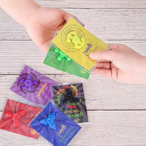 Vista 6 de Paquete de 28 regalos prémium para el día de San Valentín para niños con Fidget Spinners, ideal para tarjetas del día de San Valentín para niños