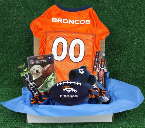 NFL Denver Broncos - Caja de regalo para mascotas con 2 juguetes para perros, 1 logotipo grabado natural para perros, 1 camiseta de la NFL, 1