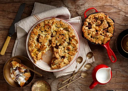 Vista 5 de Le Creuset Sartén de Hierro Fundido Esmaltado Signature con Mango de Hierro, 6.33", Cerise