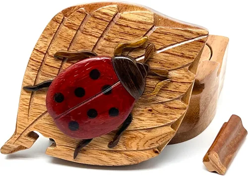 Vista 2 de Lady Bug - Caja de rompecabezas de madera secreta de Intarsia, hecha a mano de maderas exóticas naturales
