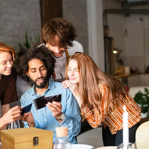 Vista 6 de Paquete de 2 cajas de madera con tapa de 7.8 x 7.8 x 4 pulgadas, contenedor de madera con tapa con bisagras y cierre frontal, pequeñas cajas
