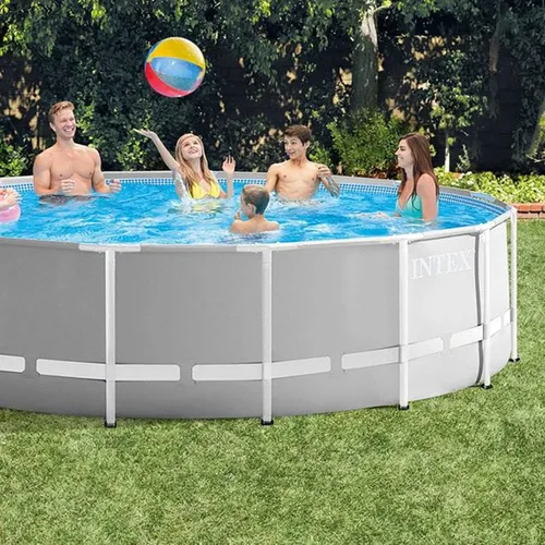 Vista 9 de Intex Juego de piscina con marco prisma de 15 x 48 pulgadas sobre el suelo con bomba de filtro, escalera, cubierta de piscina y kit de limpieza