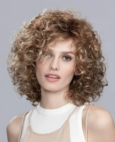 Vista 3 de Jamila Plus - Peluca de color claro con raíces miel, pelucas Ellen Wille de 7 pulgadas de longitud media, volumen rizado, templas, encaje frontal